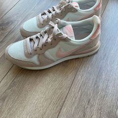 Nike Internationlist white/pink trainers