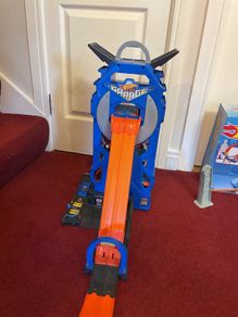 hotwheels: mega garage retired set (can fit up to 35 cars)