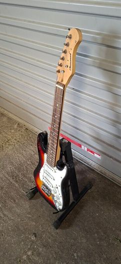 Burwood electric guitar 3/4 size