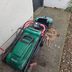 Electric lawnmower