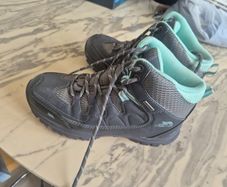 hiking boots size 4