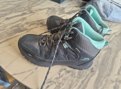 hiking boots size 4