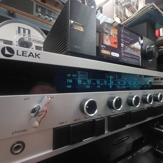 Iconic Vintage Leak 2000 Hifi Stereo Amplifier Receiver from the golden era 1970s STUNNING condition Soild teak wood