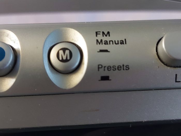ROBERTS Classic 928, 3 Band Portable Radio with 4 FM Station Presets, Excellent condition, works perfect