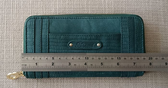Ashwood Genuine leather purse dark teal sea green colour with gold coloured zipper etc never used in excellent condition with no issues see photos for sizes etc FREE STANDARD POSTAGE INCLUDED