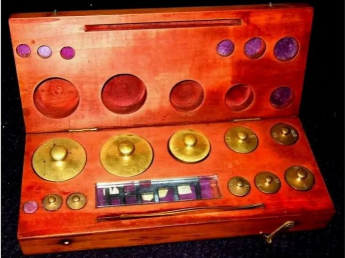 Vintage Apothecary Brass Weights In Wooden Case