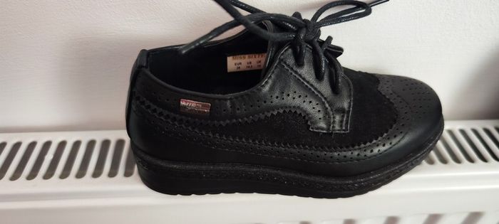 Girls shoes size 28