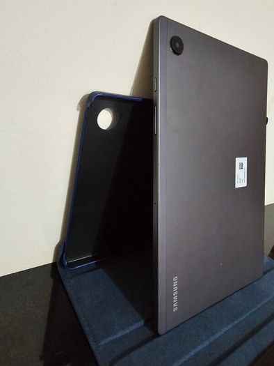 Complete Set Samsung Galaxy Tab A8 (32GB) + NCC Wireless Headphones + USB Plug & Charger + Protective Cover.