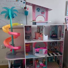 doll house and extra accessories