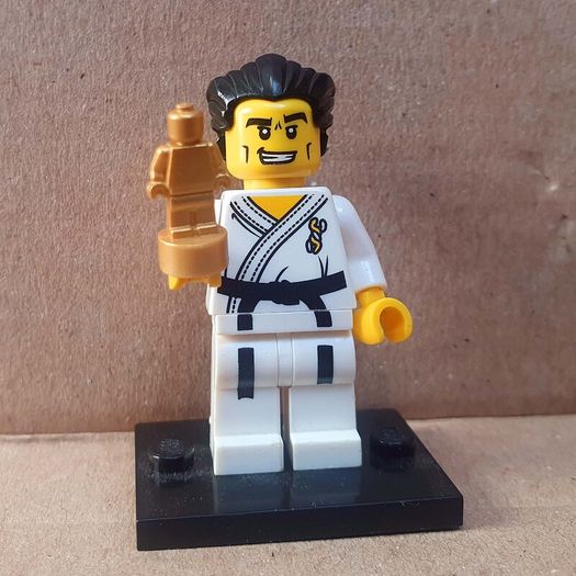 Lego CMF Series 2 COL02-014: Karate Master (2010) Price Includes P&P