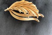 Lisner brooch