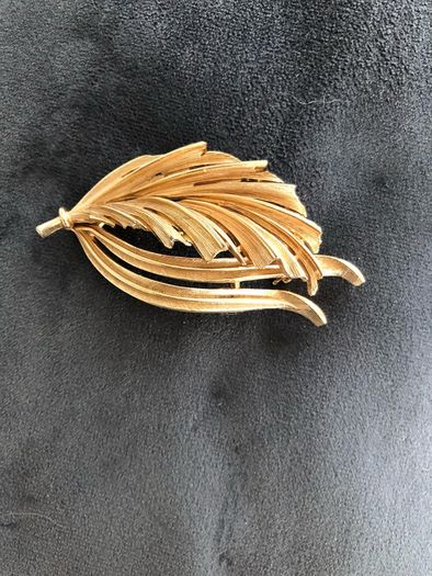 Lisner brooch
