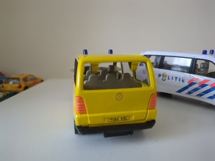 Condition 1:43 Die-Cast Models - Mercedes Vito Ambulance & Police Van