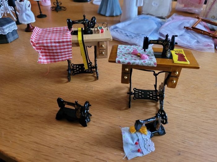 Dolls house / Miniature - sewing machines, haberdashery etc