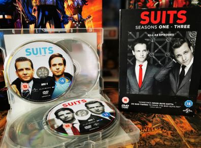 Suits Boxset ! Seasons 1-3 ! 44 Episodes ! 12 Discs ! DVD ! 2014 !