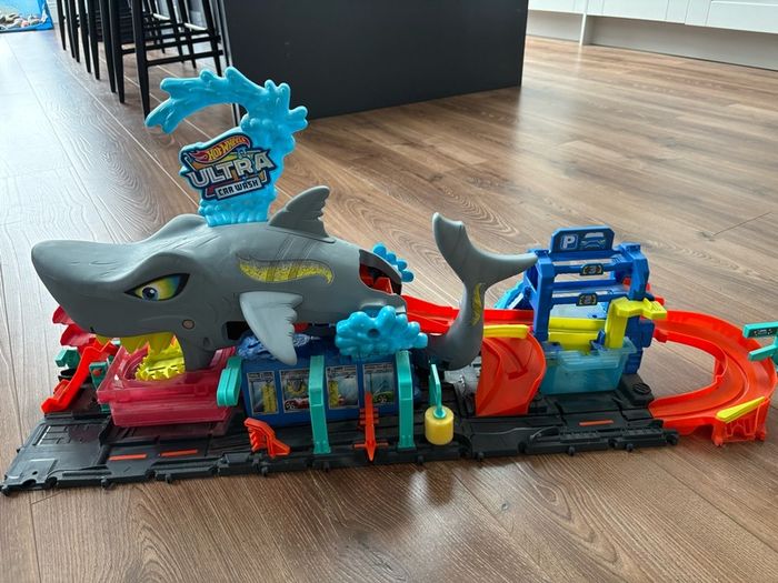 Hot Wheels Ultra Shark Car Wash