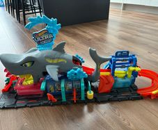 Hot Wheels Ultra Shark Car Wash