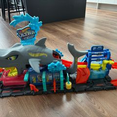 Hot Wheels Ultra Shark Car Wash
