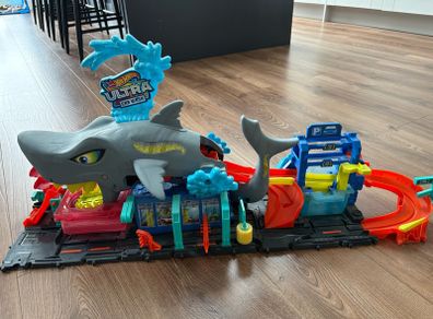 Hot Wheels Ultra Shark Car Wash