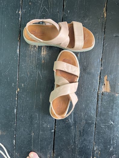 Size 40 Oletti blush pink soft leather sandals