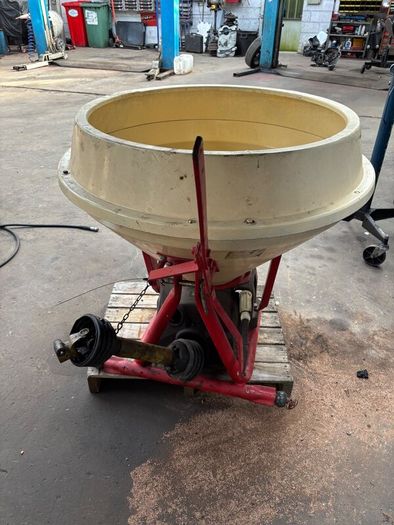 Fertiliser spinner