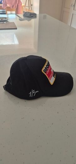 D Squared caps. 15 euro each or 25 for the pair. Bought in London last year. Never worn. Gave 25 euro each.
