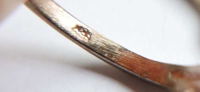 Vintage Sterling Silver Decorative leaf design ring with small stones