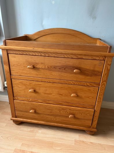 Baby changing table / chest of drawers