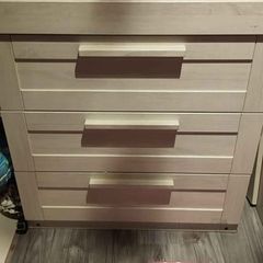 Selling a Mamas & Papas Atlas 3-drawer dresser and changer unit in the beautiful Nimbus White (light wood-grain) finish. It is a fantastic, sturdy piece of furniture perfect for a nursery or child's bedroom.The drawers are very deep and offer excellen