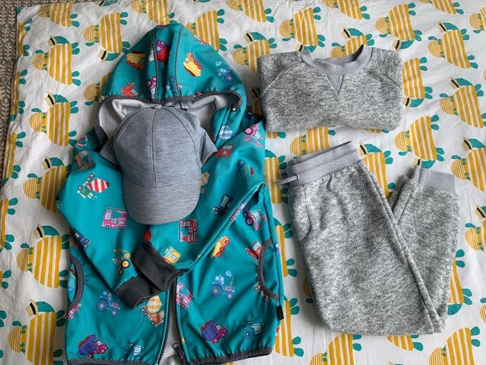 Boys clothing & footwear bundle (size 110/116 aprox. 4-5 years)