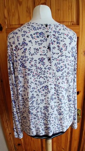 Ladies Street One Long sleeve ditzy floral top size 16 includes postage