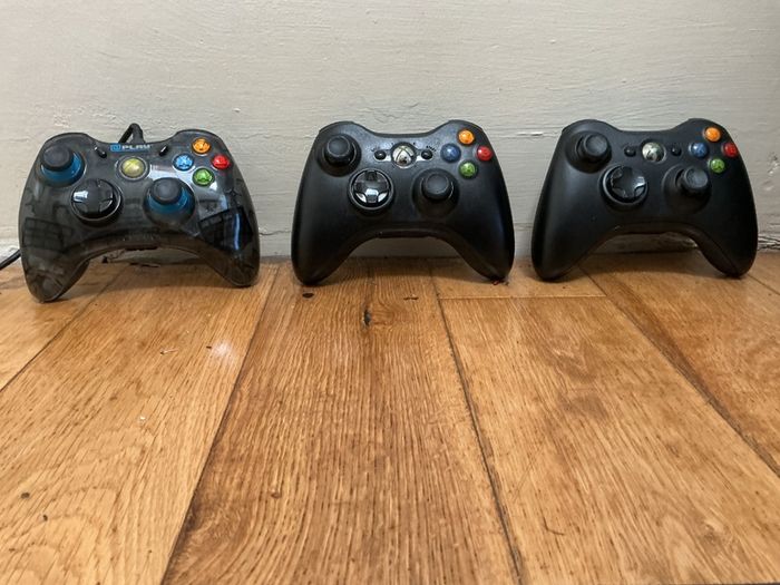 Xbox 360 Slim, 3 Controllers, 1 Kinect Sensor and 8 games, (Dublin)