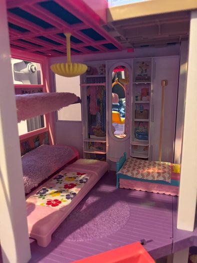 Barbie dream house like new + extras