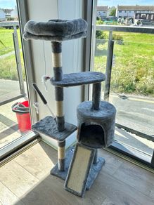 Cat tree with scratching post