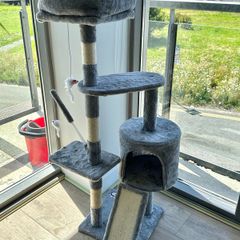 Cat tree with scratching post