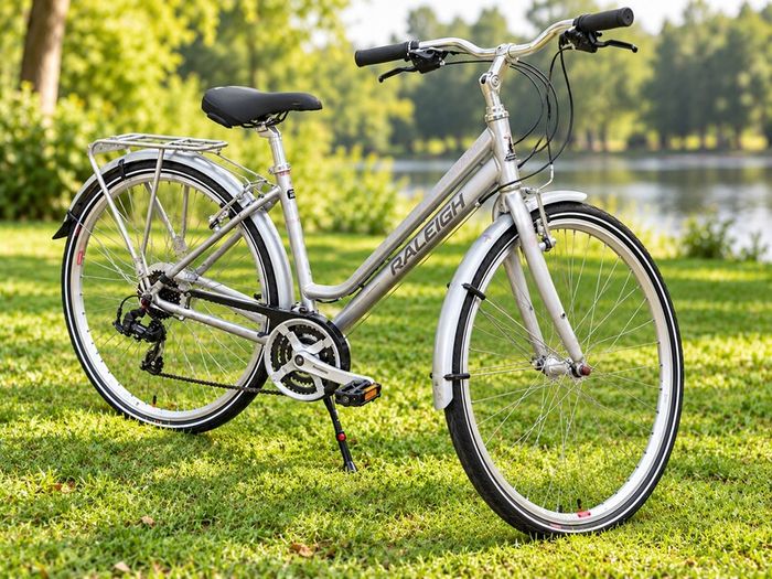 Raleigh Pioneer Tour Ladies Hybrid Bike  Size M 700C Wheels Shimano Gears