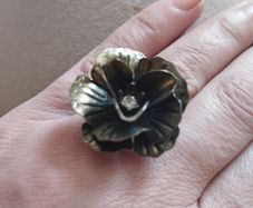 Beautiful vintage flower ring.