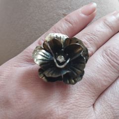 Beautiful vintage flower ring.