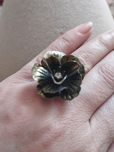 Beautiful vintage flower ring.