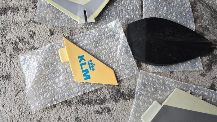 1:130 scale KLM Boeing 747-400 Travel agent model