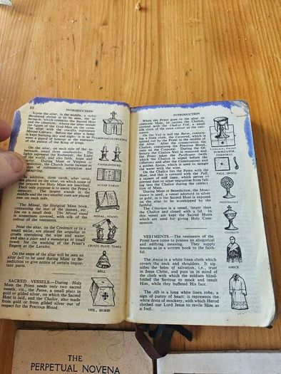 THE IDEAL MISSAL 1936 PLUS 4 BOOKLETS 1940-60s. Missal in poor condition BOOKLETS in good condition.  See photos for same.