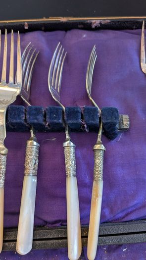 Antique EPNS Mother-of-Pearl Fish Cutlery 12 Piece Cased Set Damaged