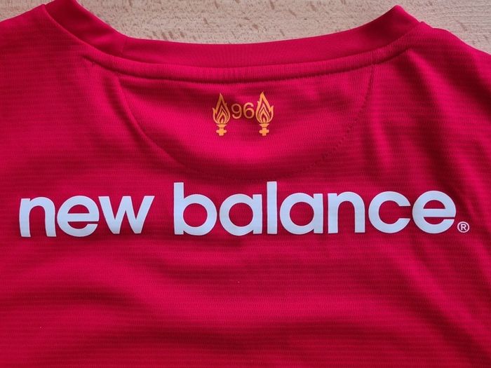 Liverpool New Balance Betvictor red T shirt size L
