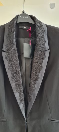 Lace / Satin Collar Blazer. Size 18. New