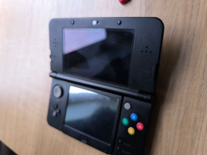 Nintendo New model 3DS with 20 games