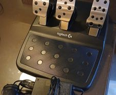 Logitech G920 Steering Wheel, Pedals and Gear Shift