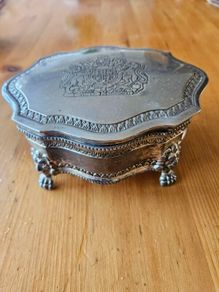 Silver Plate VINTAGE box Lion Claw Footed DIEU ET MON DROIT .In good condition. See photos for same.