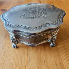 Silver Plate VINTAGE box Lion Claw Footed DIEU ET MON DROIT .In good condition. See photos for same.