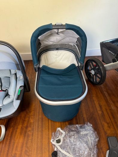 Uppababy Vista Finn V2 maxi cosy car seat with isofix rotating