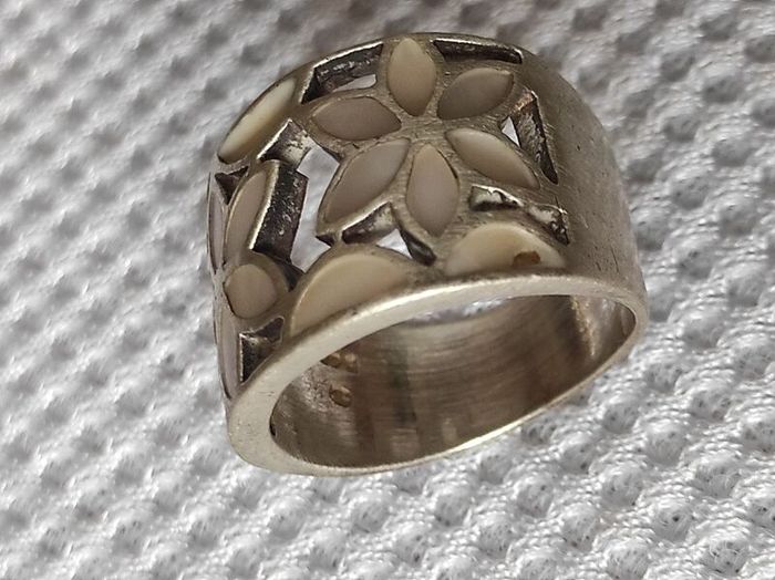 Sterling silver mother of pearl ring